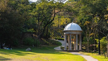 山頂花園的兩層觀景台由一條樹木繁茂、彎彎曲曲的小徑連接， 沿途景色目不暇給，有典雅的西式涼亭、翠綠的林木和草坪、不少琪花瑤草，訪客邊走邊看，自然而然地漫步探索園境。